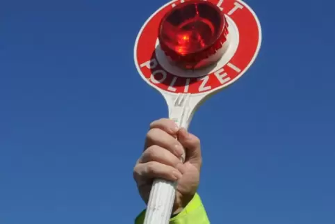 Der falsche Polizist hatte auch eine Anhaltekelle dabei. 
