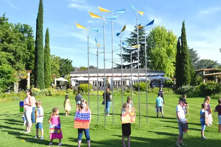 Im Kreis ums Windspiel: Das Treffen im Kurpark war der Abschluss einer Kunstaktion der Kinder. 