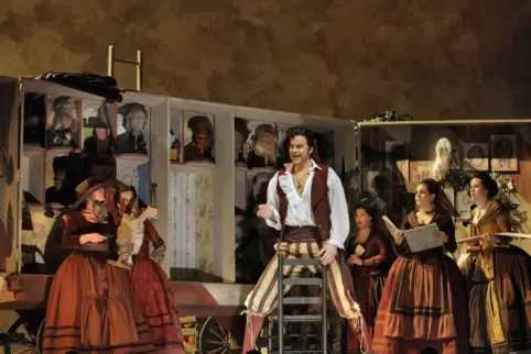 Peter Mattei als Figaro in Rossinis „Der Barbier von Sevilla“ in der New Yorker Met. 