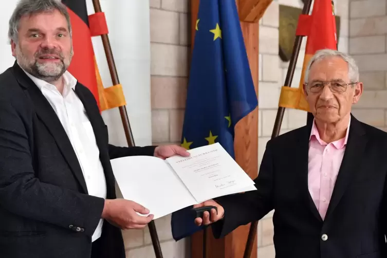 Bei der Auszeichnung: Horst Dittmann (rechts) und Bürgermeister Ingo Röthlingshöfer.