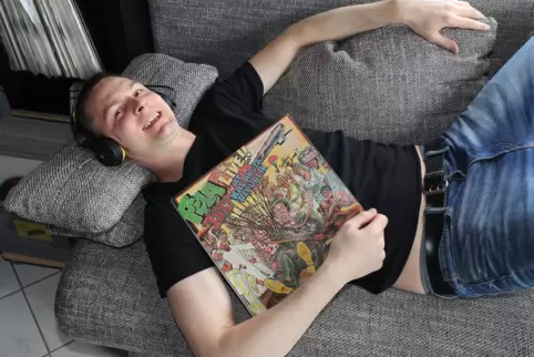 Die afrikanische Musik gibt Energie und macht Laune, findet Jörg Mutschke, hier beim entspannten Hören.