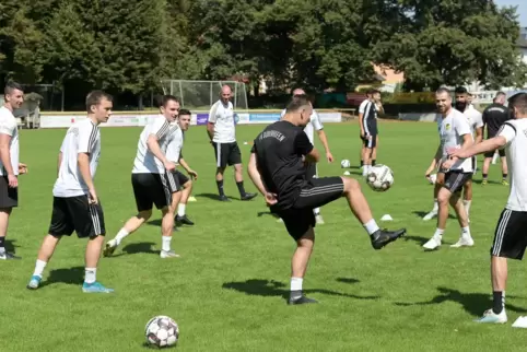 Warten auf das erste Spiel: FV Dudenhofen. 