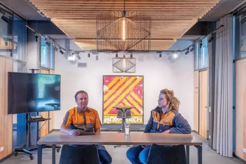 Patric Conrad und Anna Krall im neuen Konferenzzentrum in Holz- und Beton-Optik. 
