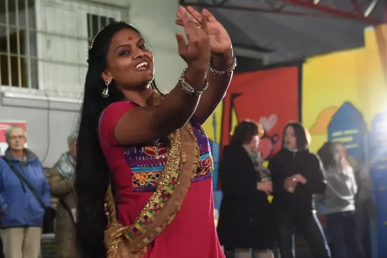Indischen Tanz, wie hier beim „Nachtwandel“ in Mannheim, gibt es auf der Parkinsel.