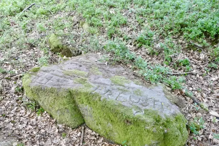 Am Mosisberg sollen vor 226 Jahren preu&szlig;ische Soldaten beim Warten auf den Feind den Schiftzug &bdquo;Preussen&ldquo; in diesen Fels geritzt