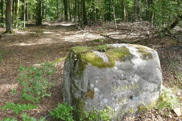 Ein so genannter Ritterstein informiert, dass hier dereinst eine preu&szlig;ische Schanze zu finden war.