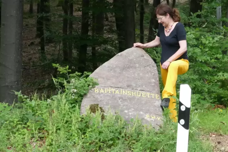 Christiane Kadel-Magin an dem Ritterstein, der &uuml;ber die &bdquo;Kapit&auml;nsh&uuml;tte&ldquo; informiert, die sich angeblich ein preu&szlig;ischer Hauptmann