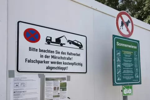 Eindeutig: zwei Schilder am Eingang zur Liegewiese am Wolfgangsee. Das eine weist auf das Halteverbot in der Mörschstraße hin, d