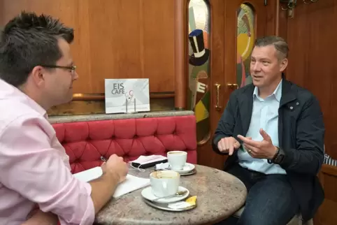 Wirtschaftsförderer Mark Schlick (rechts) im Gespräch mit RHEINPFALZ-Redakteur Andreas Ganter.