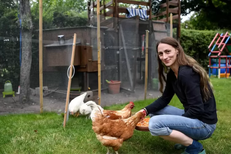 H&uuml;hner laufen durch den Garten der H&uuml;hnerhalterin Vanessa Jan&szlig;en. 