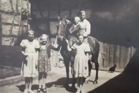 Ein Soldat mit der kleinen Erna und anderen Kindern. 