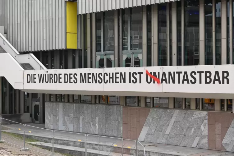 Die Aufschrift an der Fassade des Staatstheaters wurde aus Protest verändert. 