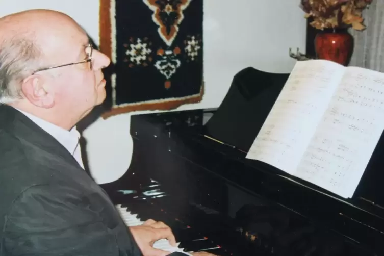 Der Dahner Komponist, Chorleiter, Organist und Lehrer Richard Strauß-König wird am Sonntag 90 Jahre alt. Auch heute noch sitzt e