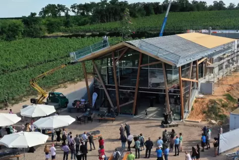 Der Rohbau steht: das „Weinwerk“ des Weinguts Reinhardt in Deidesheim. 