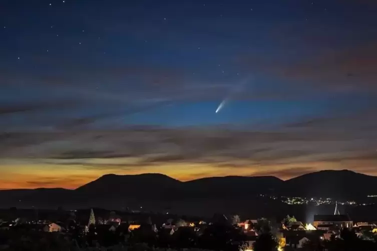 Der Komet Neowise, beobachtet über Arzheim.