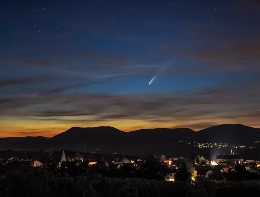 Der Komet Neowise, beobachtet über Arzheim.