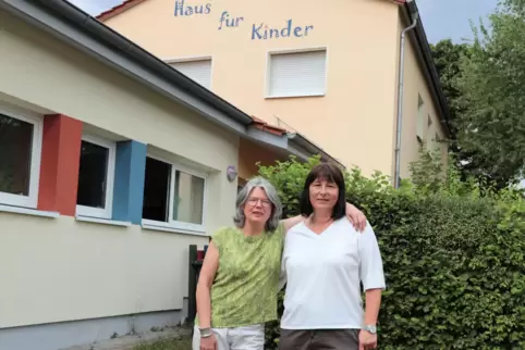 Das „Haus für Kinder“ in Steinborn hat eine neue Leiterin: Judith Schattner-Noe (links) übergibt den Staffelstab an Sandra Brügg