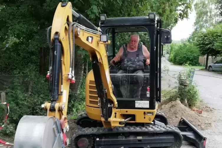 Mit Bagger: Auch eine 150 Meter lange Stromleitung wurde verlegt.