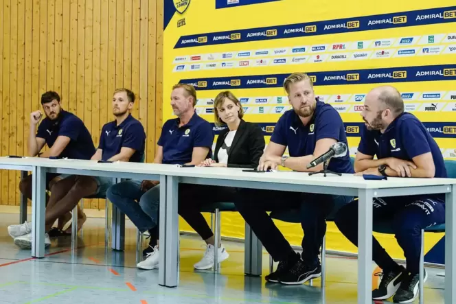 Der offizielle Startschuss. Von links die Spieler Mait Patrail und Albin Lagergren, Trainer Martin Schwalb, Geschäftsführerin Je Der offizielle Startschuss. Von links die Spieler Mait Patrail und Albin Lagergren, Trainer Martin Schwalb, Geschäftsführerin Je