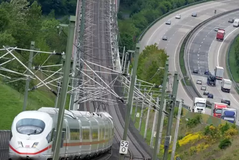 Die Neubaustrecke Köln-Rhein/Main verläuft entlang der Autobahn A 3 und hat als einzige deutsche ICE-Strecke Steigungen von bis 