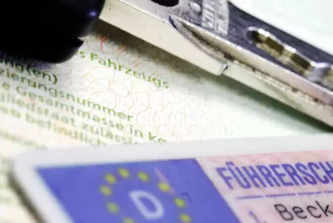 Eingezogene Führerscheine will auch Rheinland-Pfalz jetzt unter bestimmten Voraussetzungen zurückgeben. 
