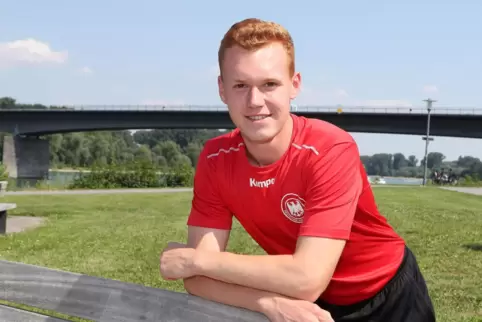 Im Nationaldress am Rhein: Erik Schopp.