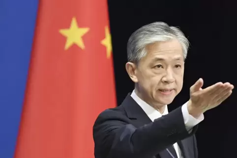  Angespannt: Wang Wenbin, ein Sprecher des Pekinger Außenministeriums, am Freitag bei einer Presskonferenz. Er nahm Stellung zur