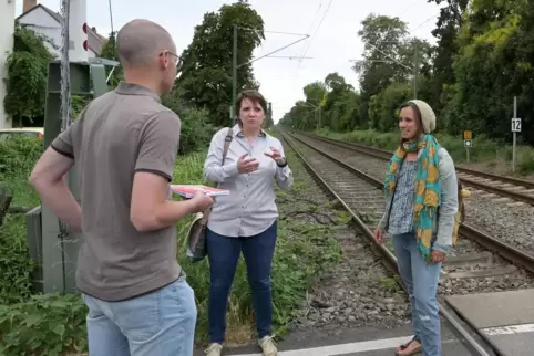 Am Übergang Schützenstraße: Patrick Seiler trifft Sarah Mang-Schäfer (links) und Hannah Heller. Etwas mehr als 100 Meter entfern