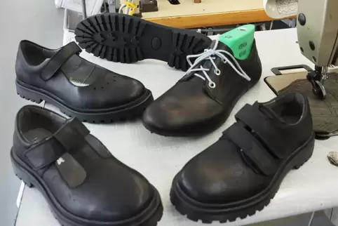 Einfach, aber stabil sind die Schuhe, die zunächst für Schulkinder hergestellt werden. 120 Arbeitsplätze sollen in der neuen Sch