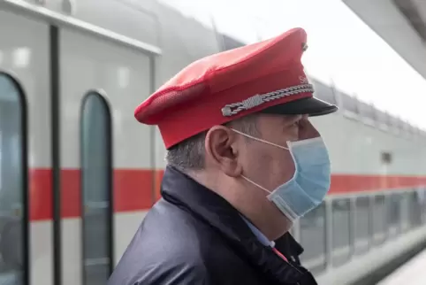 Bei Verstößen von Fahrgästen gegen die Maskenpflicht in ihren Zügen hält die Deutsche Bahn Strafen nicht für nötig. 