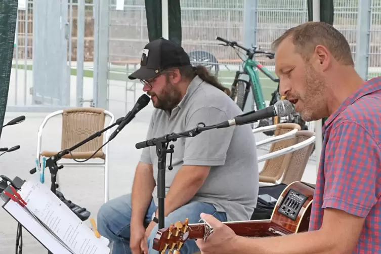Live im Biergarten der SG Rieschweiler: Das Acoustic Duo Double Shot (Stefan Hoor rechts und Oliver Brill).