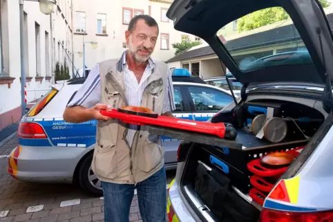 Kontrolle unverzichtbar: Polizeioberkommissar Dieter Rain kontrolliert den Inhalt des Einsatzwagens.