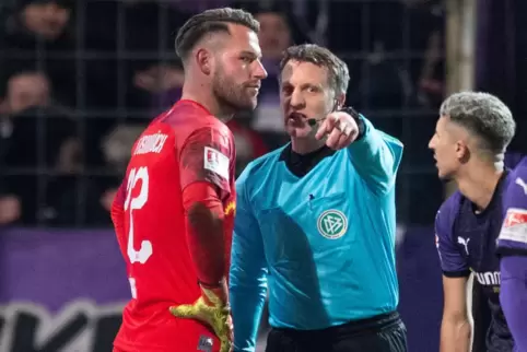 Im Zweitliga-Spiel VfL Osnabrück gegen den SV Sandhausen am 29. Januar redet Tobias Christ (rechts) mit Philipp Kühn, der eine R