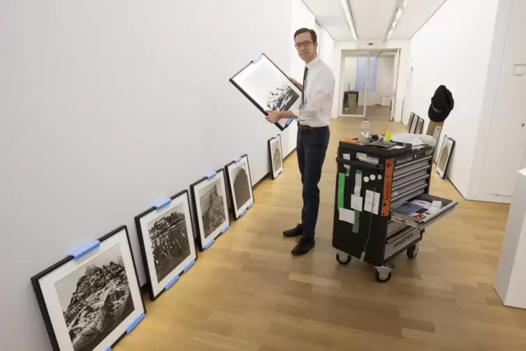 Bei der Hängung der Pfalzgalerie-Ausstellung: Grafikexperte und Kurator Sören Fischer, hier mit den Arbeiten von Bernard Descamp