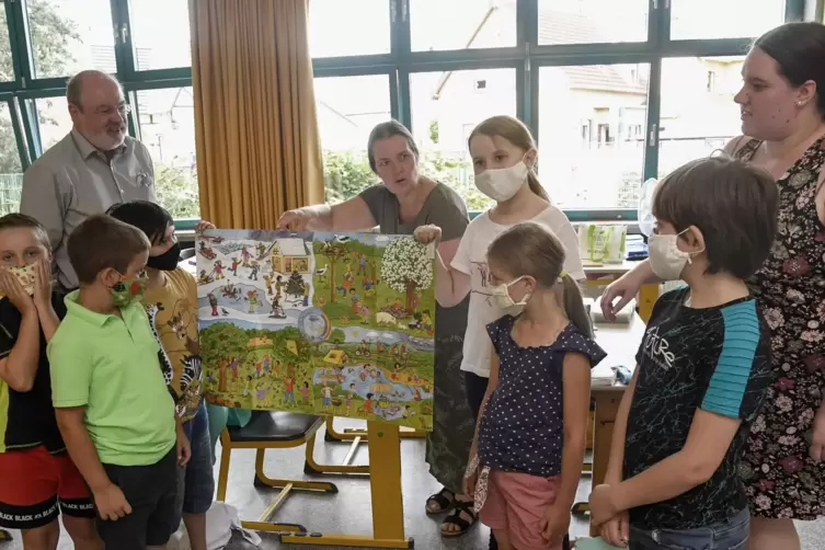 Die Jahreszeiten lernen die Kinder mit einem Poster – und der Hilfe von Angelika (FÜnfte von rechts) und Selina Walter (rechts).