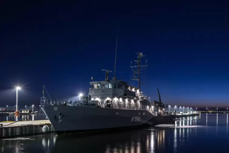 Das Minenjagdboot M 1062 &bdquo;Sulzbach-Rosenberg&ldquo; liegt einsatzbereit im Marinest&uuml;tzpunkt Kiel. 