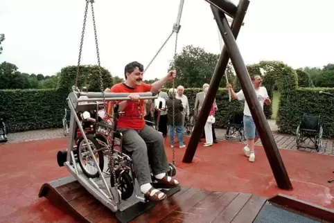 Die Spende wird auch für die Anschaffung einer Rollstuhlschaukel genutzt. 