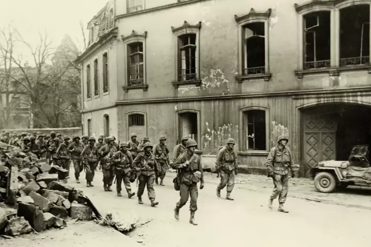 Im März 1945 marschierten die Amerikaner in Zweibrücken ein, hier am Melanchthonheim in der Hofenfelsstraße, die damals noch and