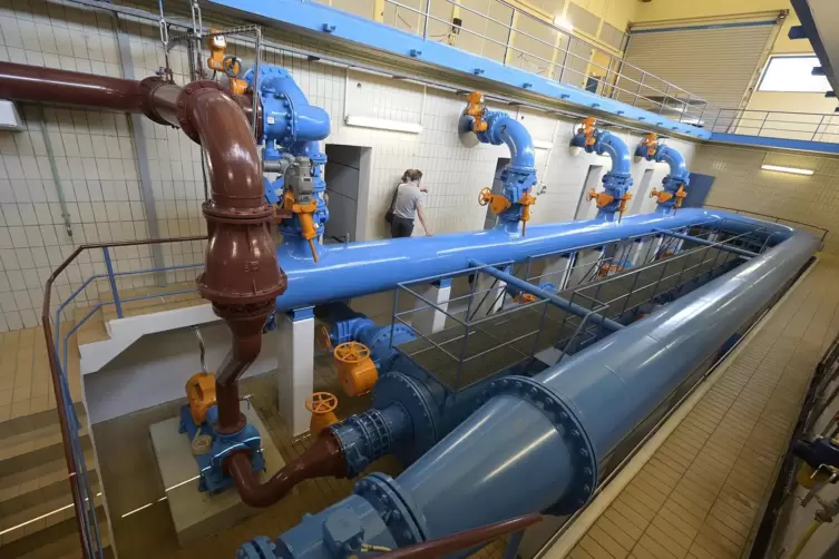 Mithilfe der Pumpen wird das Wasser in die Versorgungsleitungen und letztlich zu den Kunden nach Hause transportiert.