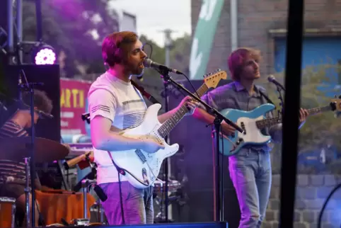 Vielleicht Emma, sicher jedoch gut: Manuel Schalk (vorn), Max Werz am Bass.