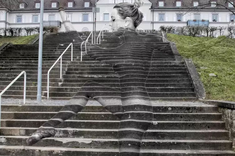 Die Frau auf der Treppe: Digitales Bodypainting mit Camouflage-Charakter ist auf einem Foto von Jo Steinmetz im auf einem Foto i