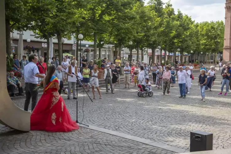 OB Marold Wosnitza (links) und die Rosenk&ouml;nigin (Zweite von links) er&ouml;ffneten die Stadtgalerie auf dem Schlossplatz vor den K&uuml;ns