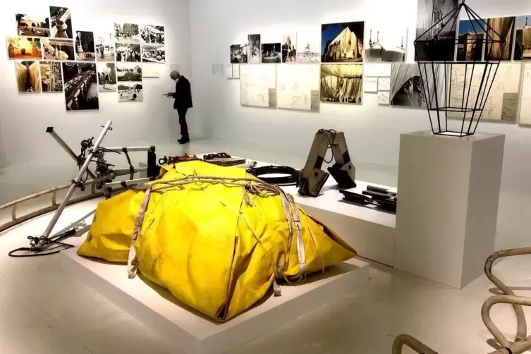 Christo verpackte scheinbar alles: Blick in die Pariser Ausstellung. 
