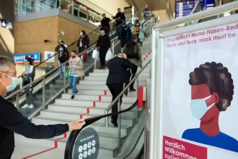 Die Pflicht zum Tragen einer Mund-Nasen-Bedeckung wird von den meisten Fahrgästen beachtet.