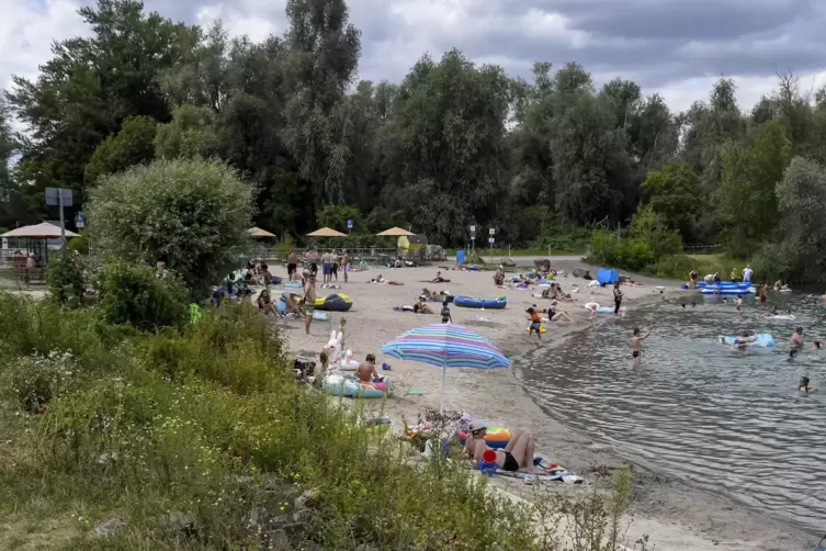 Weniger los als am Wochenende zuvor: das Badeufer am Silbersee in Bobenheim-Roxheim am Samstagmittag. 