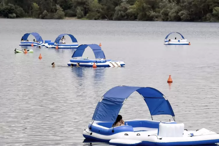 Sehr beliebt: aufblasbare Bade-Inseln, hier auf dem Silbersee.