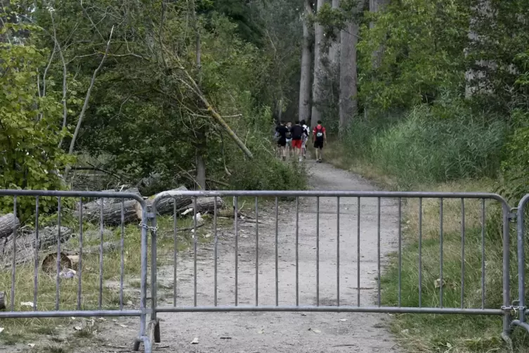 Der Rundweg um den Silbersee ist gesperrt. Es halten sich jedoch nicht alle an das Verbot. 