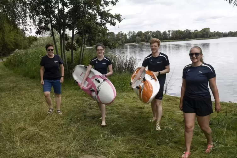 Nutzen den Lambsheimer Weiher f&uuml;r das Training: (von links) Simone B&uuml;hler, Annika B&uuml;hler, Romuald Ga&szlig; und Elin Seitz. Sie sind W