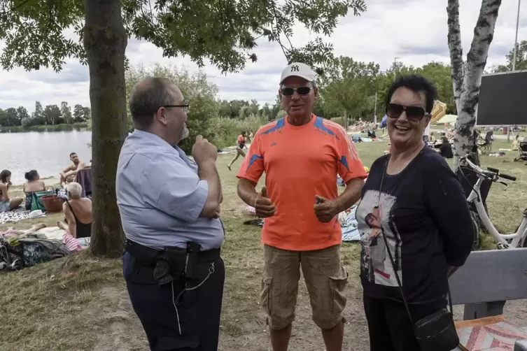 Hat auch mal Zeit zum Erz&auml;hlen: Thomas Diry vom Ordnungsdienst der Verbandsgemeinde (links) im Gespr&auml;ch mit den Badeg&auml;sten Helmu
