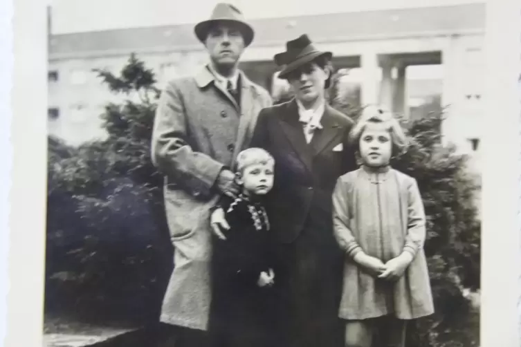 Nach der R&uuml;ckkehr des Vaters aus der Gefangenschaft war die Familie wieder vereint.